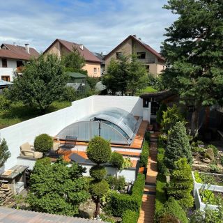 💦🌿 Pool zum Schwimmen, Überdachung zum Schützen! Schnäppchen-Herbst läuft gerade 🎉 Mehr unter www.poolgluc.at #Pool...